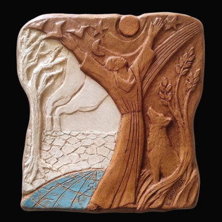 Tenerezza e amore, terracotta e ingobbi, cm 18x18,5, opera per i doni istituzionali di Papa Francesco - 2024)